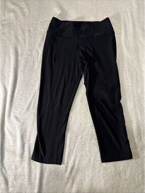 nike dri-fit ten less plastic bottles one legend crop capri pants size XS (2034)
